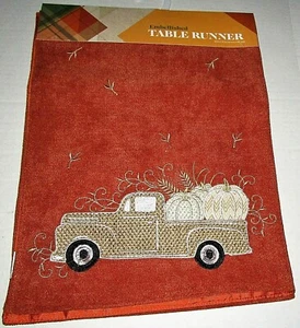 HERBST/ERNTEDANKFEST VERZIERTER TISCHLÄUFER 13" X 72" PICKUP-TRUCK MIT KÜRBISSEN - Bild 1 von 1