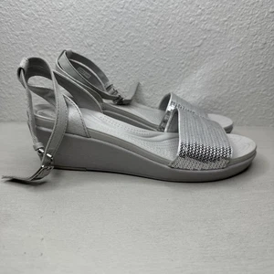 Sandalias de cuña Crocs Leigh plateadas con plataforma y correa en el tobillo para mujer talla 9” - Imagen 1 de 7