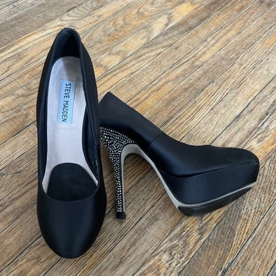 ¡TACONES DE AGUJA STEVE MADDEN! ¡Satén negro con pedrería! Talla 8 Foto 1 de 4