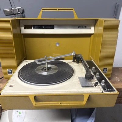 Vintage General Electric Wildcat Stereo Record Player powers on needs needle - Image 1 of 4