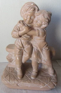 Vecchia scultura in gesso coppia di bambini - anni '30 - Prima carezza - Foto 1 di 5