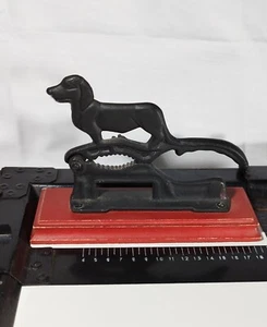Antigua trituradora masiva para nueces y avellanas en forma de perro - Imagen 1 de 7