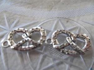 Juego de 2 dijes PRETZEL tono plata OKTOBERFEST 23 x 14 mm - Imagen 1 de 3