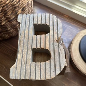 Rustic Looking Letter B Shelf Sitter - Bild 1 von 14