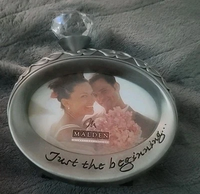 Anillo de compromiso de boda con marco de fotos Malden brillante solo para empezar... Foto 1 de 2