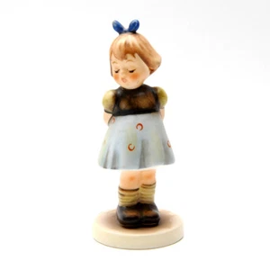 Hummel Goebel "Zwei Hände, ein Leckerli" Mädchen Figur #493 TMK7 Neuwertig (MN) - Bild 1 von 3