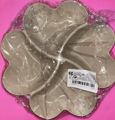 Beige Wheat Straw Snack Serving Tray Heart Shaped  Fruit Tray, Nuts, Candy - Image 1 of 2