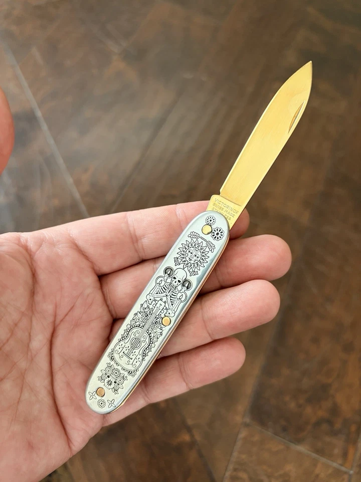 Victorinox SOLO personalizado “Día de los Muertos” chapado en oro 24k - 93 mm Foto 1 de 4