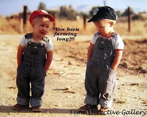 Sie waren schon lange in der Landwirtschaft? Jungen in Overalls - Farbfotodruck - Bild 1 von 1