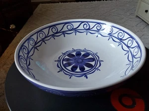 Handbemalt Made in Portugal 13 1/2 Zoll Servierschale weiß und blau - Bild 1 von 5