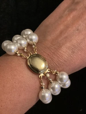 3-reihiges Armband aus hübschen, weißen Perlen mit tollem Verschluss / Neu - Bild 1 von 3