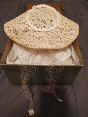 Whimsey Bonnet Vintage 60s The J L Hudson Company Original Box - Image 1 of 4