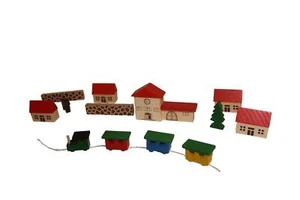 Holzspielzeug Spielzeugdorf mit Bahnhof im Beutel NEU Holzdorf Holzbaustein - Picture 1 of 1