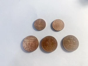 UK Penny & 2 Pence 5 Coin Lot Queen Elizabeth II 1970s–2000s British Coins Set - Picture 1 of 2