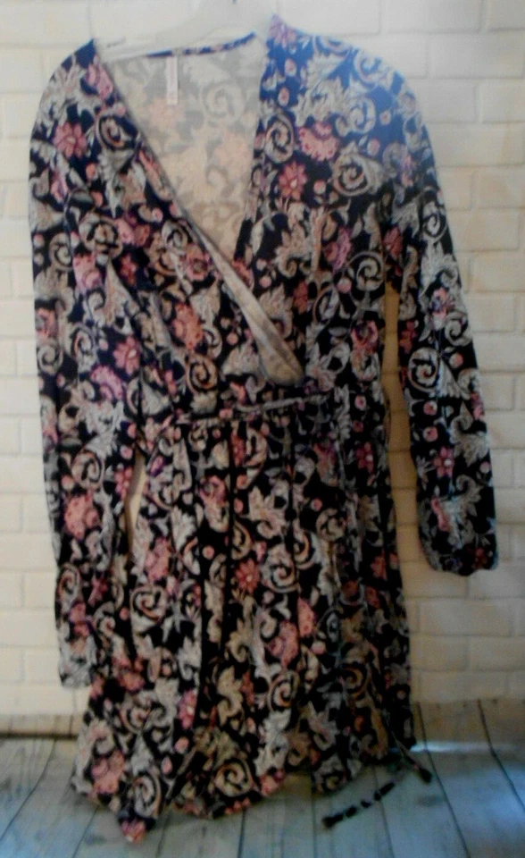 Vestido Xhilaration Mujer Negro Blanco Rosa 2X Ajuste Acampanado Manga Larga Envolvente Cuello en V  Foto 1 de 1