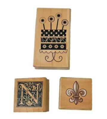 LOTE DE 3 SELLOS DE MADERA DE GOMA: FLOR DE LIS MONOGRAMA N PASTEL DE CUMPLEAÑOS 1"-2.5" USADO EN EXCELENTE ESTADO Foto 1 de 4