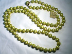 Vintage Japan Goldfarben, Grün Kunst Seide Perlen & Erbse Halskette 55 " Lang