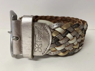 Cinto de couro trançado tecido metálico fóssil feminino tamanho M 41’’ longo 2’’ largura em excelente estado usado - Imagem 1 de 4