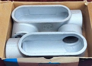 2 x Crouse-Hinds LR-57 1-1/2" Cast Conduit Body, Form 7 Condulet Outlet Box - Picture 1 of 2