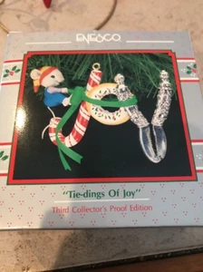 ENESCO WEIHNACHTSSCHMUCK: KRAWATTEN DER FREUDE! MAUS MIT NUSSKNACKER & LECKEREIEN NEU - Bild 1 von 6