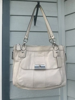 Bolso de hombro Coach Kristin de cuero blanco con hebilla bolsillo doble asa cremallera Foto 1 de 4