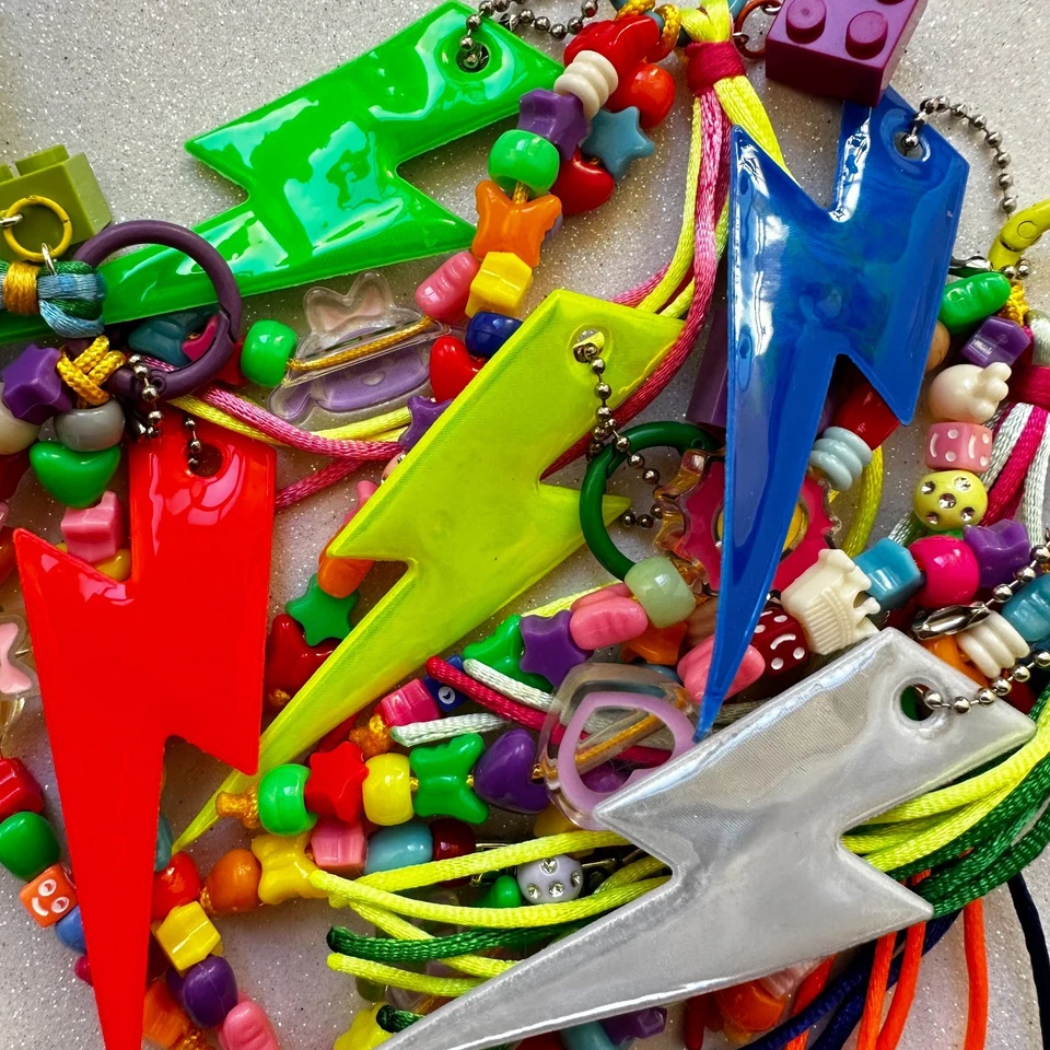 Ciondoli per borsa Anni 80 realizzati a mano con perline , charm e cordini - Immagine 1 di 4