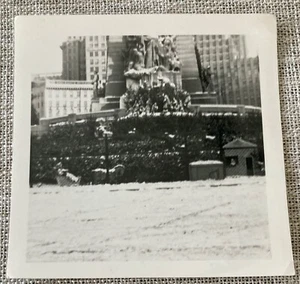 Foto De Colección Ciudad Estatua Caballo Carruaje Soldado Blanco y Negro 3.5" x 3.5" - Imagen 1 de 2