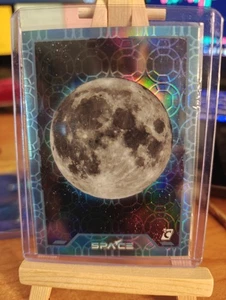 Cardsmiths Currency Space #2 "The Moon" 171/199 Blautopas Edelstein Refraktor  - Bild 1 von 4