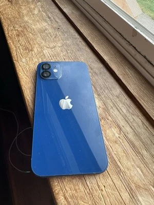 iPhone 12 con 3 fundas y protector extra de cámara. PROTECTOR DE PANTALLA CONTRA ARAÑAZOS Foto 1 de 4