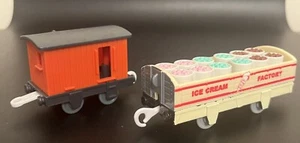 Thomas Trackmaster Train 2 Wagen Red Caboose & Ice Cream Factory mit Eis - Bild 1 von 10