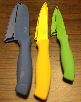 Cuchillos Fiesta con fundas. Tres. Azul/amarillo/verde. Vintage. Venta inmobiliaria. Foto 1 de 4