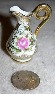 Miniatur Vintage 2-1/4" hoch vergoldetes Porzellan Ewer mit Rosengrafik - Bild 1 von 6