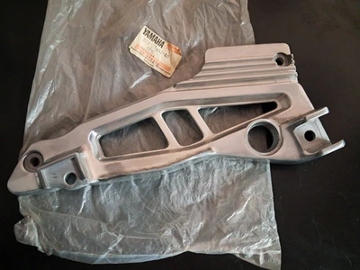 SUPPORTO PEDANA ANT SX  YAMAHA XJ600 1984 ORIGINALE NUOVO - Immagine 1 di 4
