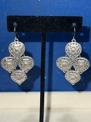 Brincos pendurados/gotas florais em tom de prata usados LUCKY BRAND - Imagem 1 de 4