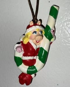 2001 Jim Henson Muppets Miss Piggy Swinging On Candy Cane Ornament - New & Rare - Imagen 1 de 4