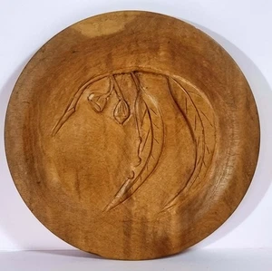 Hand Carved White Beech Wall Plate Gum Leaf Design Signed 23cm - Bild 1 von 5