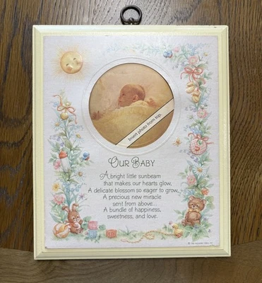 Foto de colección sello 1984 bebé placa de madera amarilla imagen de bebé cottagecore simple Foto 1 de 4