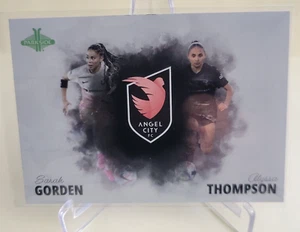2024 PARKSIDE NWSL VOL 1 SARAH GORDEN ALYSSA THOMPSON COMPAGNI DI SQUADRA TM-3 ANGEL CITY - Foto 1 di 2