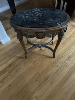 Antigua mesa negra con incrustaciones de mármol pieza de colección rara Foto 1 de 4