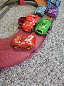 Fisher Price Disney Cars 2 Shake NGo World Grand Prix Rennbahn mit 5 Autos funktionieren - Bild 1 von 15