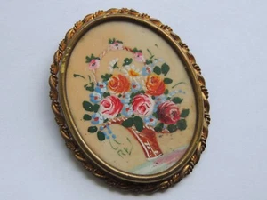 Jolie broche ancienne au décor de bouquet peint et métal doré. Miniature - Picture 1 of 2
