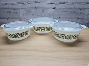 VINTAGE ANNI 60 PYREX VERDE MOTIVO FIORI QUADRATI - 3 PEZZI + COPERCHI - Foto 1 di 9