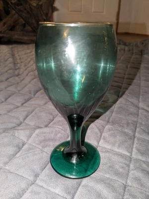Copa de vino vintage Libbey verde esmeralda con borde de oro con patas Foto 1 de 4