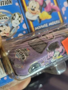 Disney Edizione Limitata Daytona 500 Serie 2004 Minnie Mouse Scala 1:64 Diecast - Foto 1 di 6