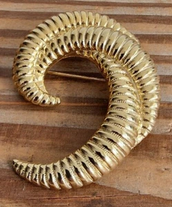 Fabulous Vintage Gold Tone Swirl Brooch - Makers stamp Saron 031 - Picture 1 of 10
