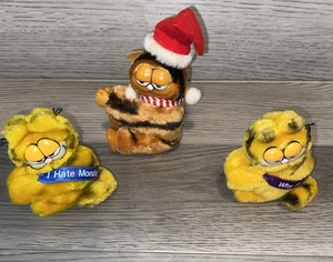 3 Vintage Garfield Pencil Huggers Grabbers I Hate Mondays Why Me? Christmas - Picture 1 of 13