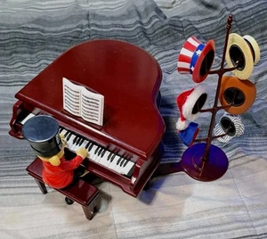 Mr Christmas Teddy Takes Richiesta Pianoforte Suonare Teddy 60 Canzoni 7 Cappelli Testato - Foto 1 di 10