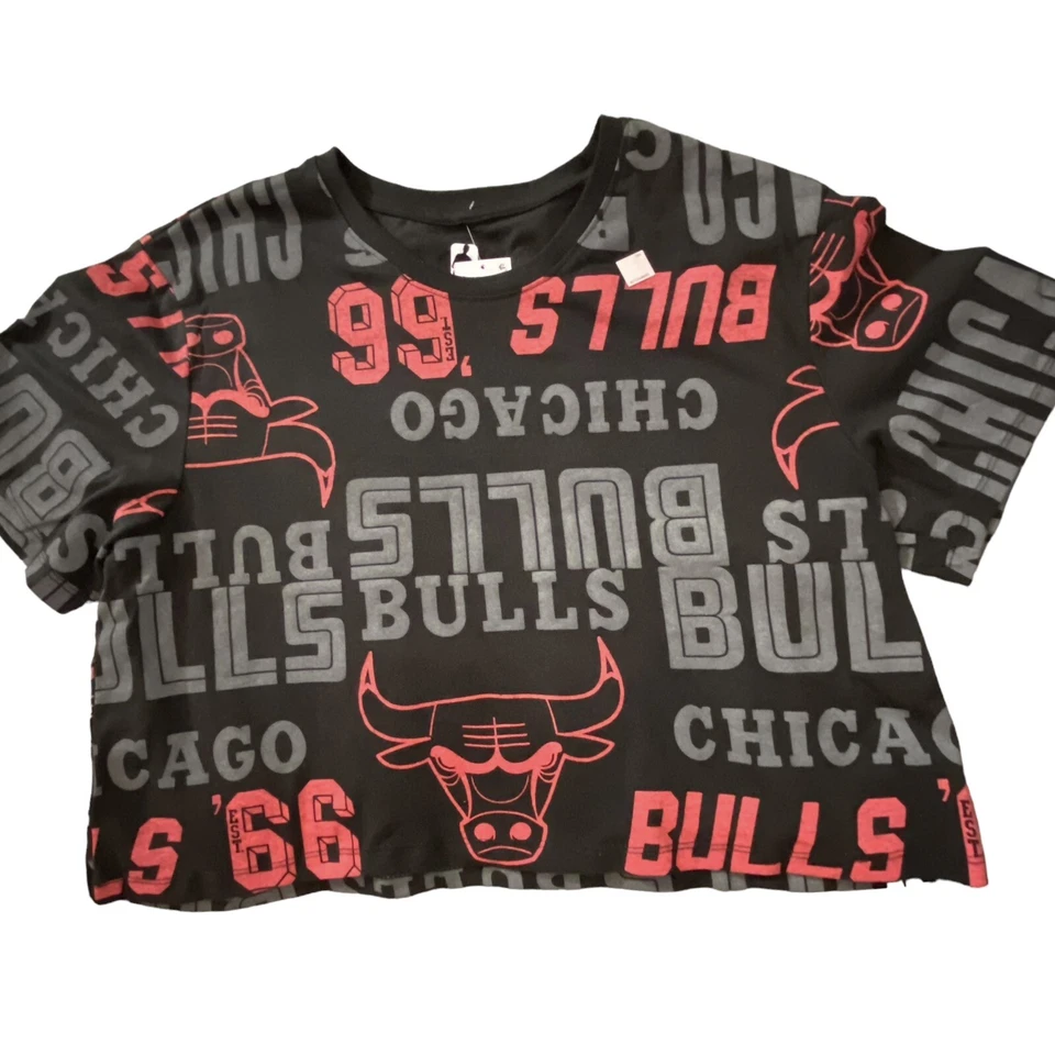 Chicago Bulls NBA Women’s All Over Print Front & Back Black Crop Tee Sz L