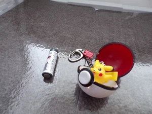 Vintage Pokemon Pikachu Pokeball Schlüsselanhänger Action Figur Spielzeug 2004 - Bild 1 von 7