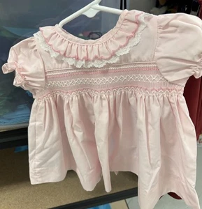 BABY TOGS Vintage Kleid 3-6M rosa gesmokt bestickt.  Wunderschön - Bild 1 von 2